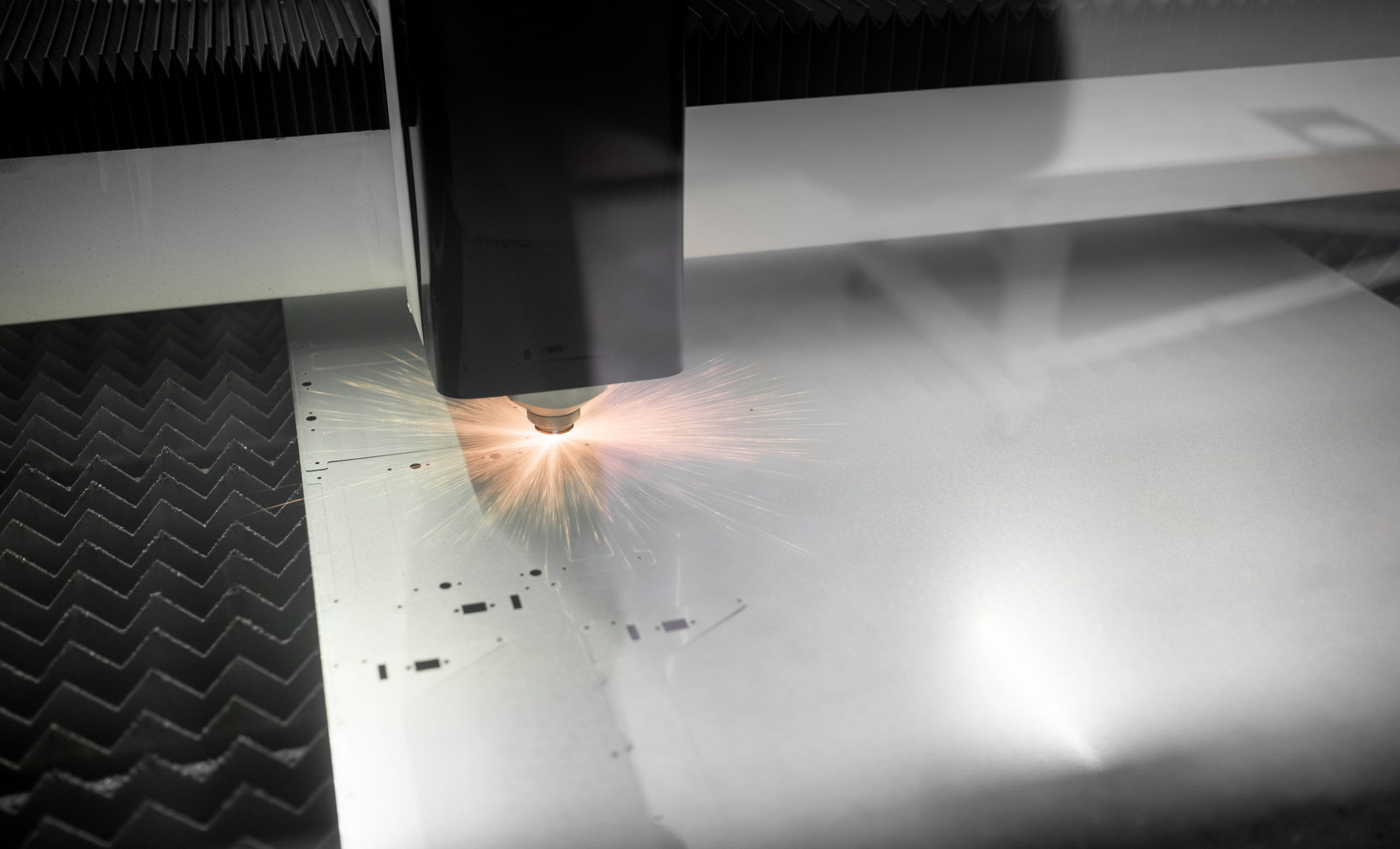 fiber laser cutting sheet metal with sparks
